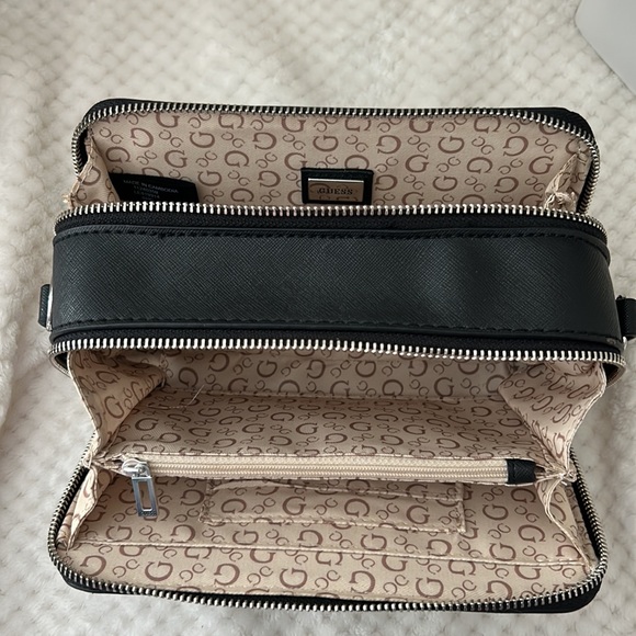 Guess Crossbody Purse - Picture 5 of 8